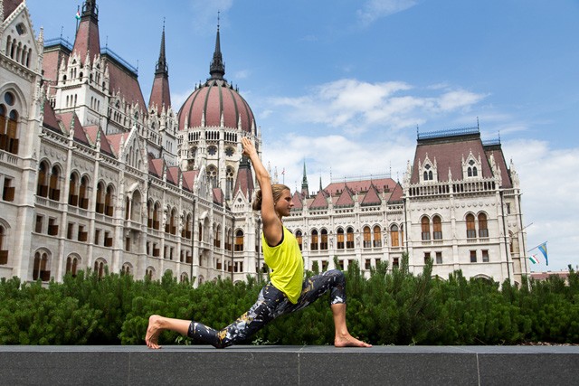 Jóga Budapest ikonikus épületeinél - csodás fotósorozat