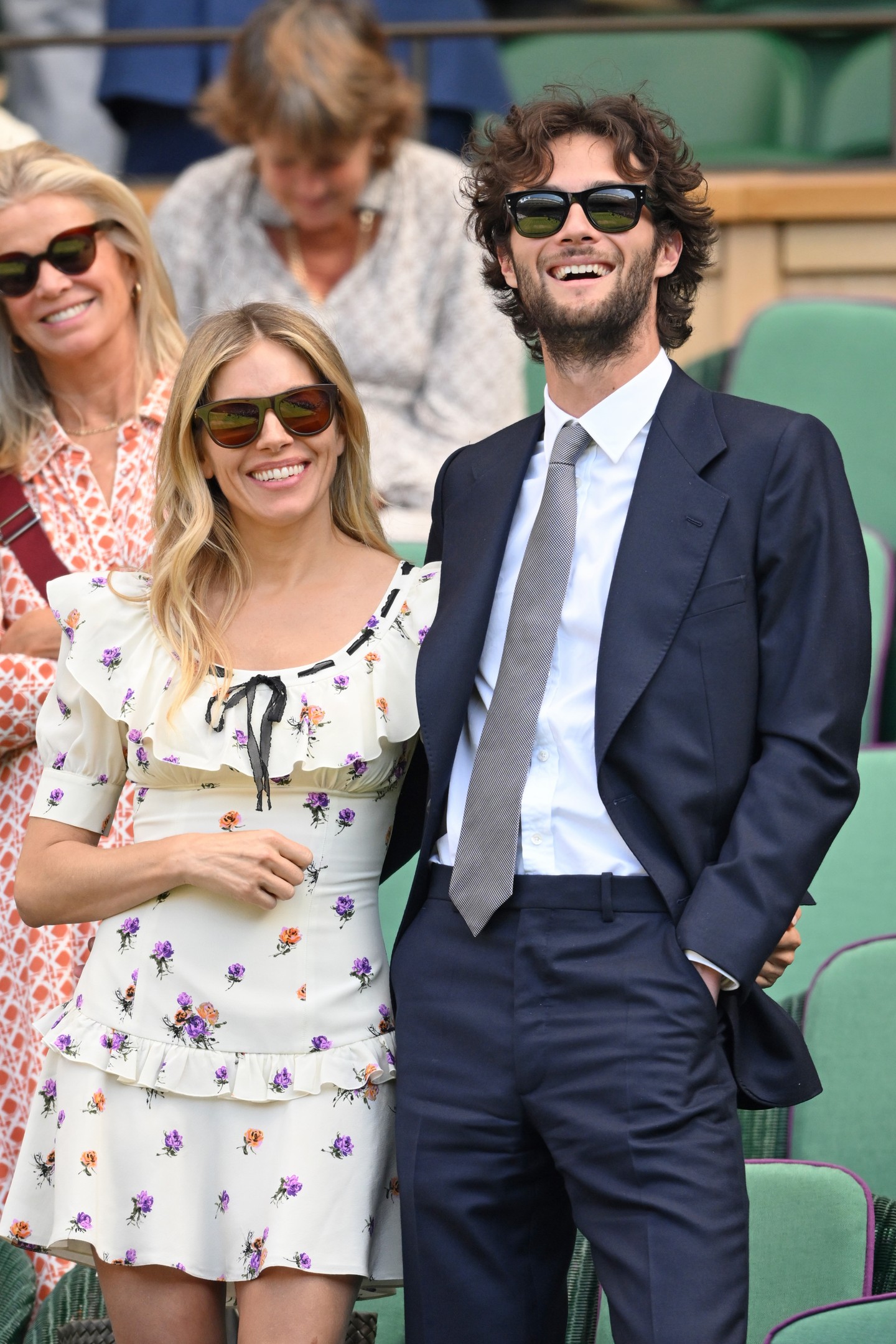 Sienna Miller Katalin hercegné kedvenc wimbledoni márkáját, Alessandra Rich-et viselt a center courtben. A virágos miniruha, fodros részletekkel elképesztően bájos és stílusos volt.