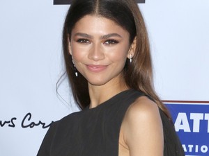 Zendaya óriászsebes ruhája elég furcsa, de mégis nagyon szexi