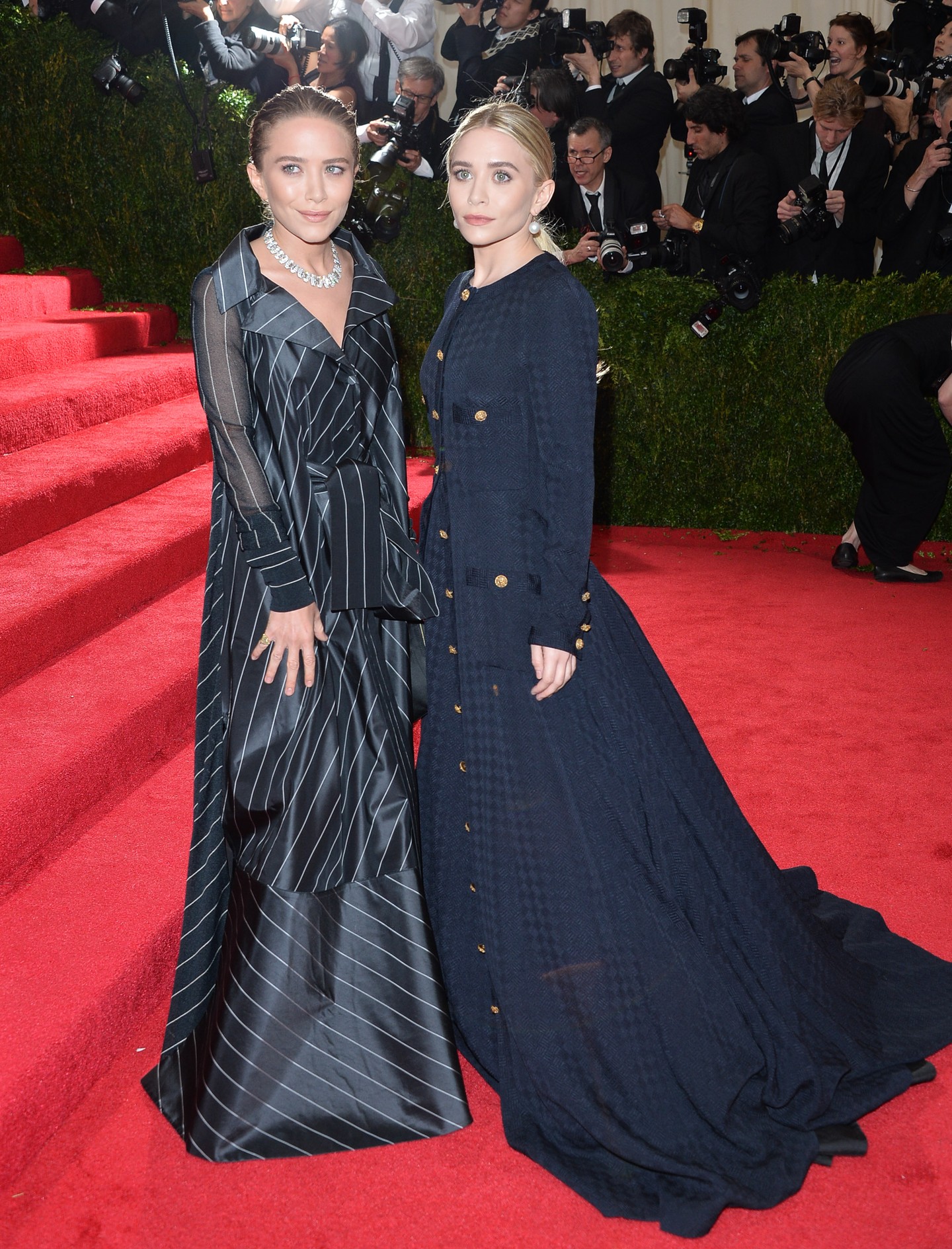 2014 Ashley Olsen, Mary-Kate Olsen - Ashley Olsen egy vintage Gianfranco Ferré, míg Mary-Kate Olsen egy vintage Chanel kreációban vonult be a vörös szőnyegen 2014-ben. Megjelenésük a klasszikus eleganciát és a bohém stílust ötvözte, hűen saját divatérzékükhöz.