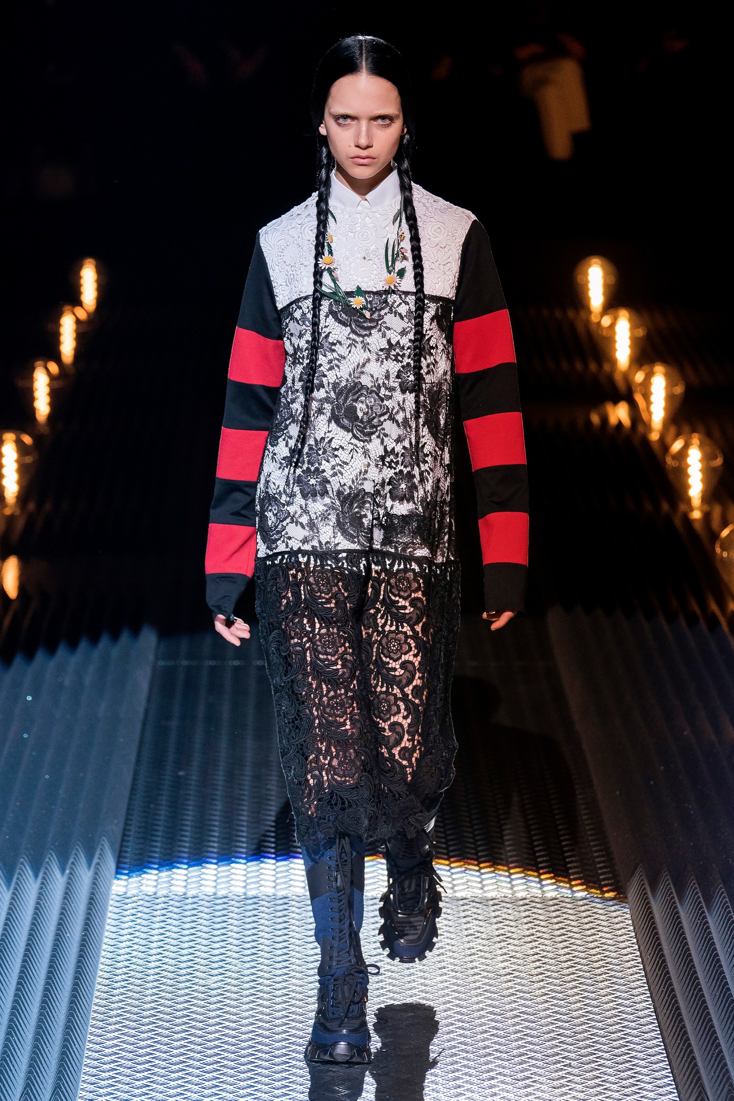 Prada 2019 ősz/tél - Az Addams család lányát talán senkinek nem kell bemutatni, bombabiztos jelmez választás