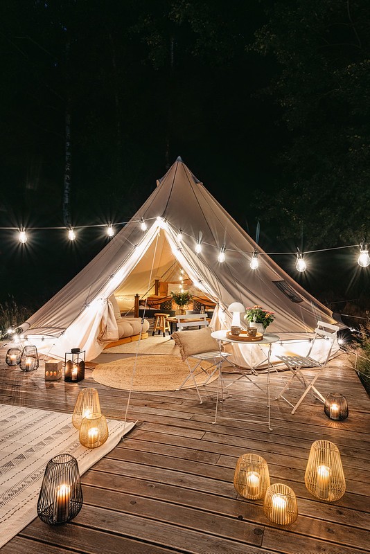 Glamping sátor a Bonami bútoraival, tárgyaival berendezve