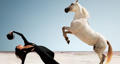 Kendall Jenner meztelenül üli meg a lovat Stella McCartney új kampányában