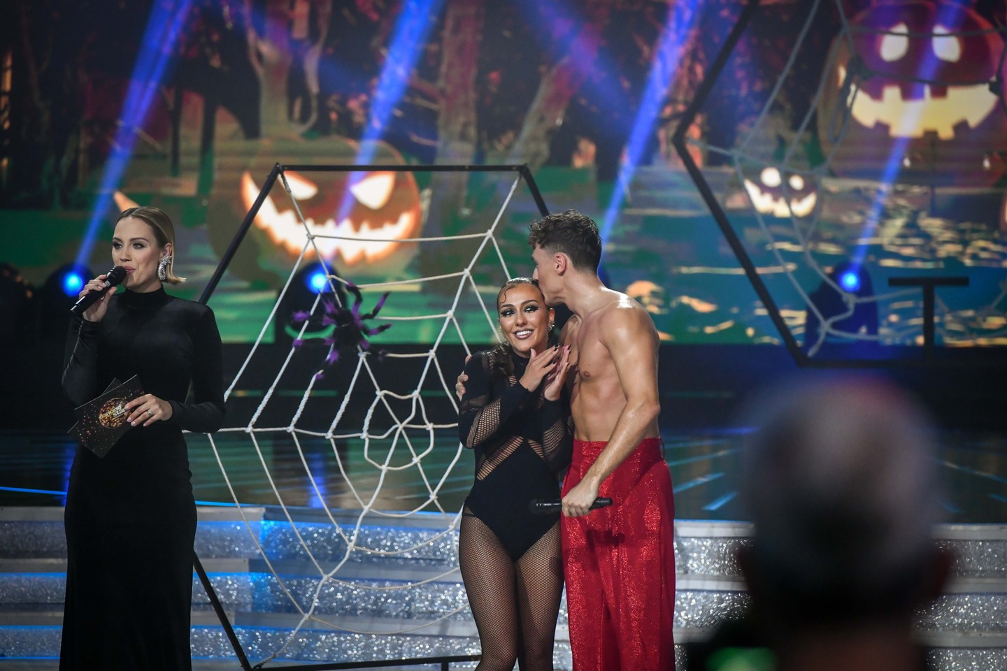 Mihályfi Luca gyakorlatilag egy szál body-ban forrósította fel a hangulatot a táncparketten. 