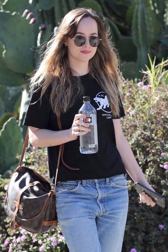 Újra menő a szőke melír? Dakota Johnson visszahozta!