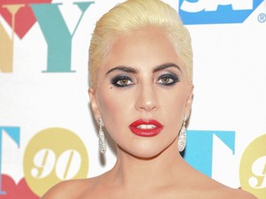 Lady Gaga az éj királynője ebben a szuper csinos ruhában