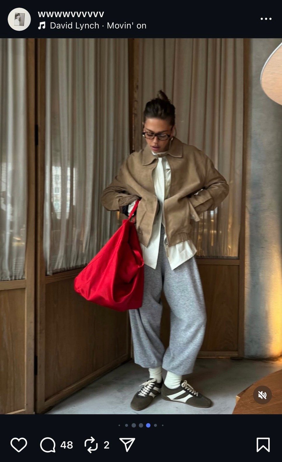 A retró stílusú velúr sportcipők mesésen passzolnak a téli minimalista szettekhez