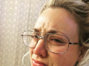 Jaj! Kaley Cuoco nászút helyett a műtőbe ment!