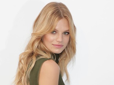 Bugyira vetkőzött a modell Cannes-ban