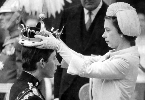 75 éves lett Károly király, aki egyedül töltötte az első karácsonyát, és naponta ötször öltözik át