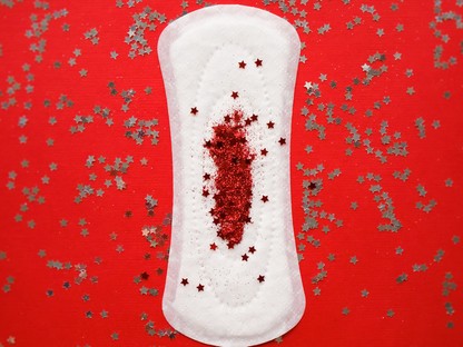 Az általános hiedelemmel ellentétben a menstruációs vér nem kék. És megmutatni nem szégyen.