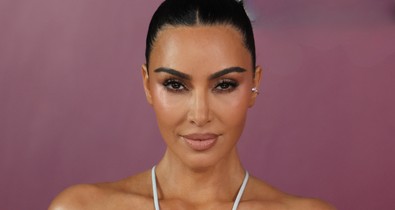 Csak egy kis csipke borította Kim Kardashian testét, merész szettben lépett utcára