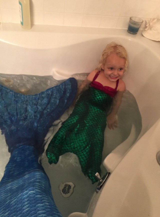 Sosem találnád ki, hogy vidította fel a szomorú kislányt a bébiszittere