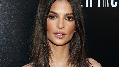 Emily Ratajkowski pöttyös felsője nagyon menő, de az a szoknya....