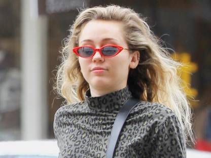 Ejha! Miley Cyrus bababoltban vásárolgatott