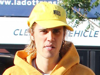 Justin Bieber arra kéri a rajongókat, hogy imádkozzanak érte