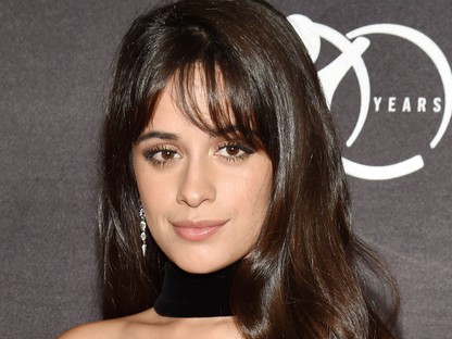 Camila Cabello bársony ruháját mindössze egy szalag tartotta össze