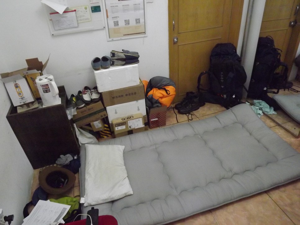 A kanapészörf nem a kényelemről szól – Daninak az előszobában terítettek le egy matracot, de máshol még matrac sem volt