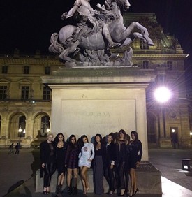 A nagy napot megelőző nagy nap előtt még egy parti belefért a csajokkal Párizsban.