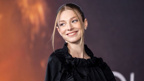 Hunter Schafer melleit egy szál toll fedte a Vanity Fair Oscar-partiján