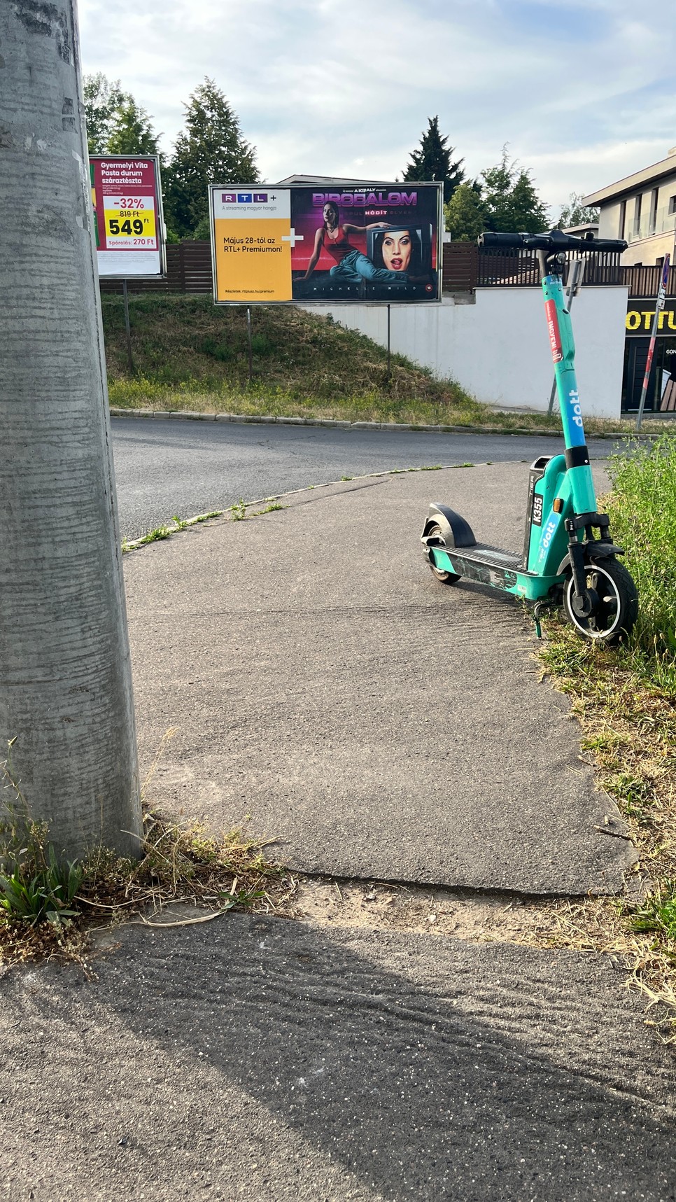 Az út rendkívül szűk, kerekesszékkel alig lehet elférni, illetve az oszlop leárnyékolja az úthibát. Itt akadtam el aznap este, sötétben a kátyú még kevésbé látszik. Ez az útszakasz pont a kanyarban található, rolleres közlekedés esetén még nagyobb veszélyeket rejt magában.