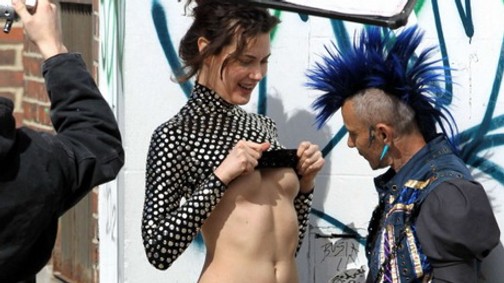 A szupermodell az utcán mutatta meg melleit egy punknak