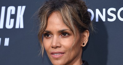 Halle Berry olyan dekoltázst villantott, hogy odanézni se merünk