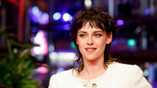 Kristen Stewart egy szál bugyiban lépett ki az utcára, és elképesztően stílusosan viselte