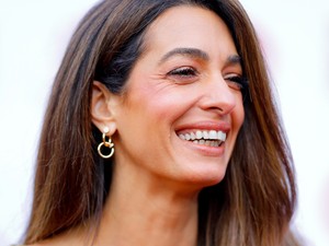 Amal Clooney megmutatta, milyen a tökéletes nyári öltözet, ha tombol a kánikula