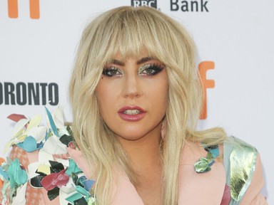 Jesszus! Lady Gaga bizarr divatszörnynek öltözött