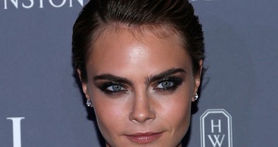 Cara Delevingne ruhájából kisprórolták az anyagot? Szinte semmi sem takarja a mellkasát