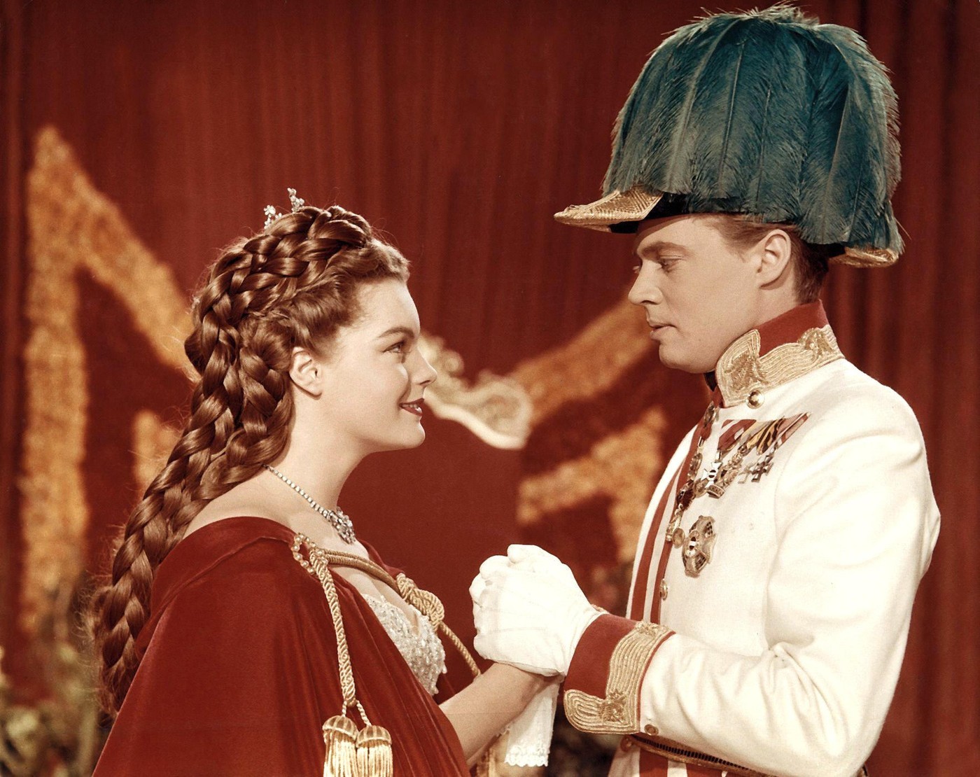 Romy Schneider híres fonott frizurája, amely ebben a jelenetben is látható, valójában nem paróka, hanem a saját haja volt, amit több órán át fontak be és rögzítettek minden forgatási nap előtt. A frizurát a korabeli Erzsébet királyné portréi alapján alkották újra, mivel Sisi valóban híres volt hosszú, bokáig érő hajáról. A stáb naponta 2–3 órát töltött Romy hajának elkészítésével, és egy külön fodrász kizárólag ezért volt jelen a forgatáson. A cél az volt, hogy a látvány hűen tükrözze a történelmi hitelességet.