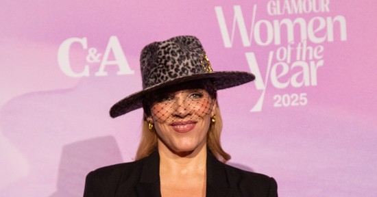 Igen, ez a nő itt tényleg Tóth Vera: az énekesnő káprázatos ruhában érkezett a GLAMOUR Women of the Year pink szőnyegére