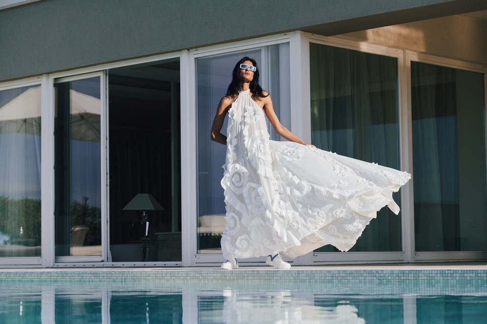 Pamut maxi ruha ATELIER LAJOS atelierlajos.com Napszemüveg DOLCE&GABBANA-Optic World opticworld.hu Tornacipő HÖGL 81 990 Ft