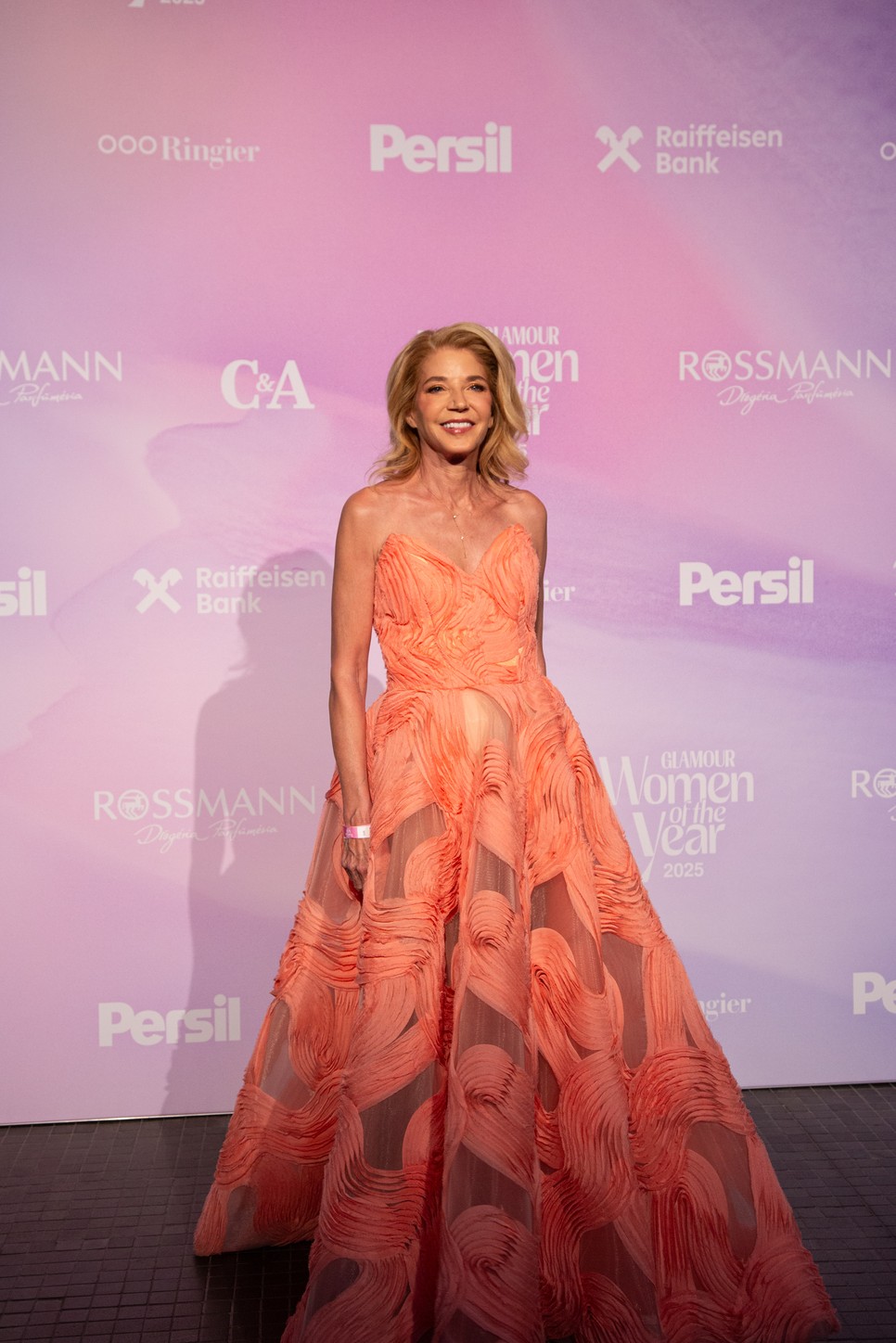 A Szex és New York írónője, Candace Bushnell ellátogatott a GLAMOUR Women of the Year gálára, ahol elképesztően közvetlenül beszélgetett az őt kérdező újságírókkal