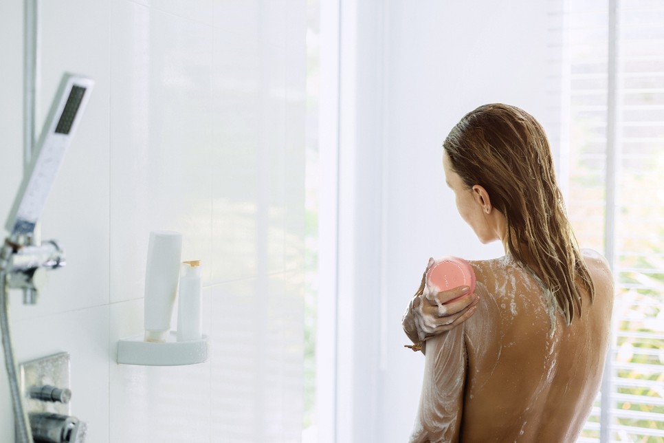 A FOREO Luna4 használatát is iktasd be a beautyrutinodba, mert a hátad tisztán tartása az egyik legfontosabb feladat, ha szabadulni akarsz a pattanásoktól