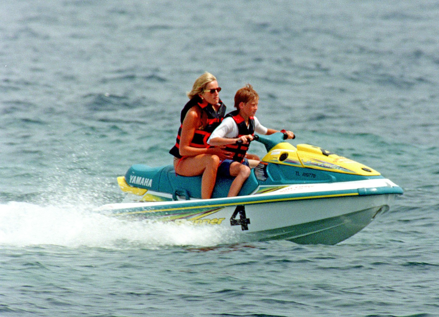 Diana hercegnét tinédzser fiai, Vilmos herceg és Harry herceg is elkísérték az utazásra, amelynek keretében jet-skiztek a Földközi-tengeren.