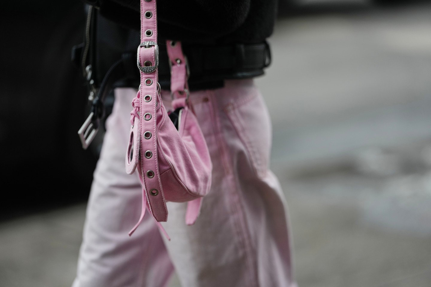 Demna nevéhez fűződik a Balenciaga Le Cagole táskája is