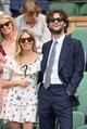 Sienna Miller Katalin hercegné kedvenc wimbledoni márkáját, Alessandra Rich-et viselt a center courtben. A virágos miniruha, fodros részletekkel elképesztően bájos és stílusos volt.