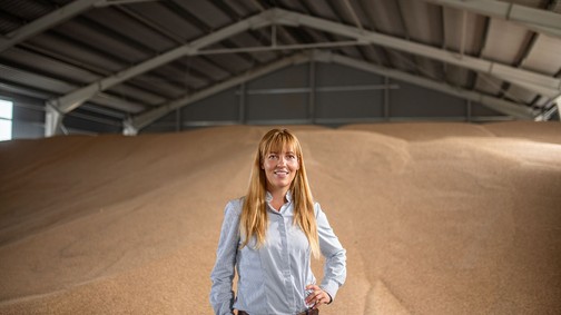 Tóth Diána igazi farmer, aki a mezőgazdaság szeretete mellett a megjelenésére is nagy hangsúlyt fektet