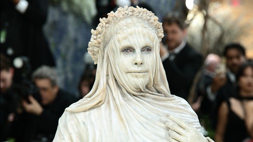 Heidi Klum bizarr jelmezben sokkolt a Met-gálán, élő szoborként vonult végig a vörös szőnyegen