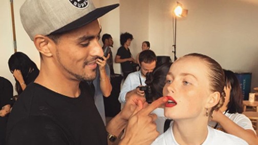 Fantasztikus sminktrükk: szupernőies vörös száj