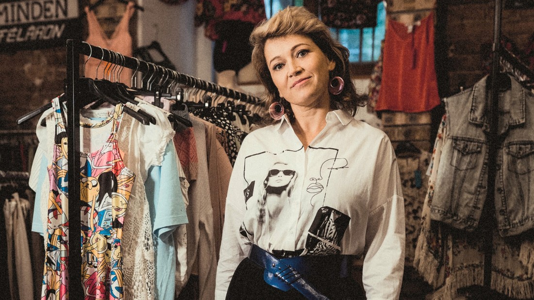 Fritzson-Bajdor Tünde, a Swappis Ruhaforgó alapítója Stylist: Balla Frida Smink: Kovács Viktória Haj: Sárközi Orsolya Ing: Mohito Szoknya: Joop - Van Graaf Cipő: H&M Öv: Swappis