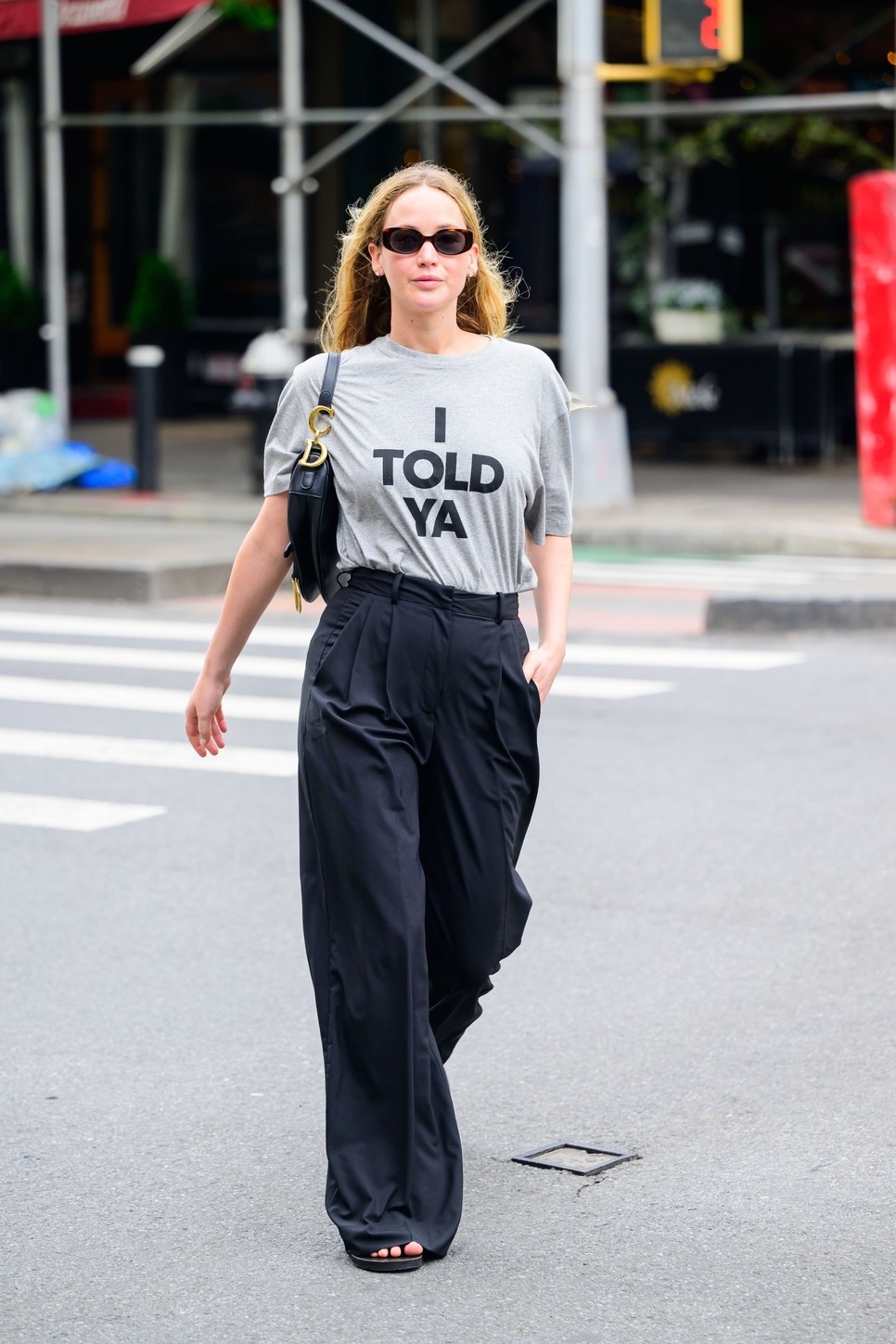 Jennifer Lawrence úgy döntött, hogy elegáns csavart ad az „I Told Ya” pólóhoz, amely ideális megjelenést kölcsönöz 2024 nyarán.
