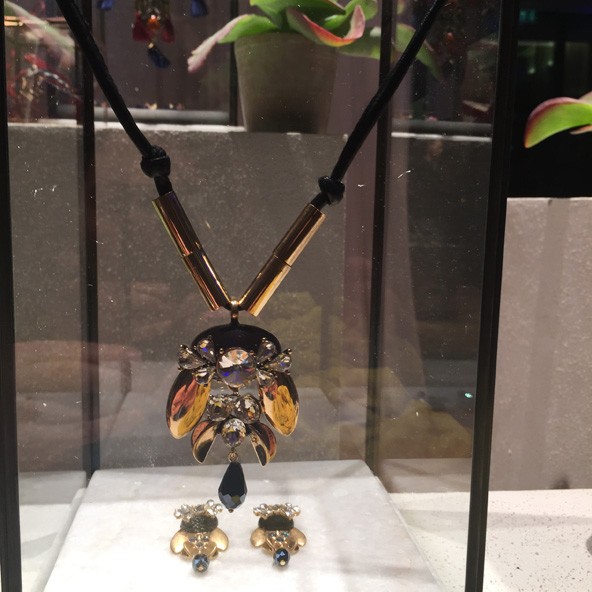 Egy igazi műremek ez a csodás, kövekkel díszített nyaklánc! 