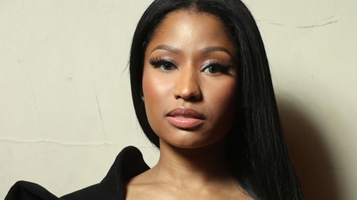 Nem vicc, tényleg a fél mellét kilógatta Nicki Minaj a divatshow első sorában