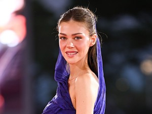 Nicola Peltz Beckham mintha menyasszonyként lépett volna vörös szőnyegre, a Deauville Filmfesztiválon romantikáztak férjével