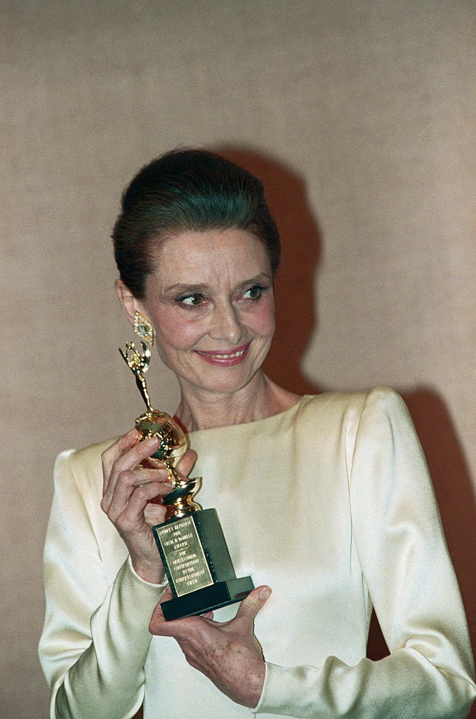 Audrey Hepburn a Golden Globe-gálán a Cecil B. DeMille-életműdíjjal a kezében. A filmvilág iránti szenvedélyét sosem veszítette el – épp ezért tisztelték annyira az utolsó pillanatig.