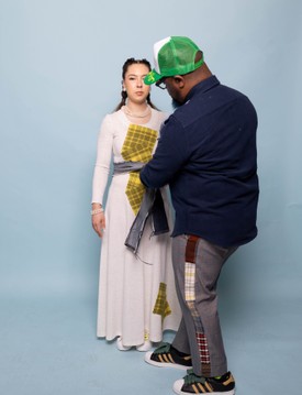 Justin Haynes kollekcióit a fenntartható szemlélet jellemzi, jellegzetes technikája a patchwork (foltozásos) technika, ami egyszerre játékos és színes