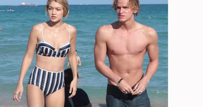 Gigi Hadid és szexi pasija a tengerparton